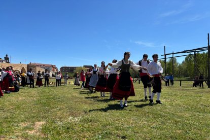 'IV Encuentro de Bailadores Leoneses en la ribera del Órbigo.