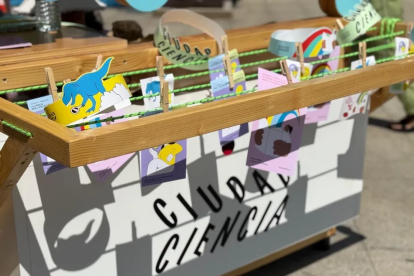 Detalle de la feria científica de ‘La ciencia nos lleva de calle’ en Astorga.