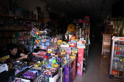 Vista de un comercio durante el apagón este lunes en Castellón. El suministro eléctrico se ha interrumpido en la España peninsular en torno a las 12.30 horas (10.30 GMT) de este lunes por causas desconocidas, lo que afecta al funcionamiento de servicios públicos como el ferrocarril y el metro, a empresas y particulares. EFE/ Andreu Esteban