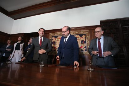 Juan Carlos Suárez-Quiñones y Marco Morala firmaron el convenio.