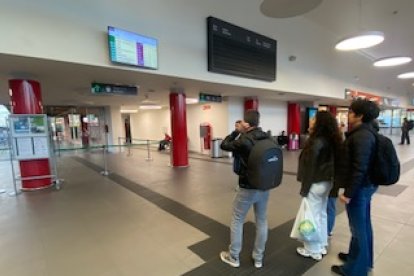 Viajeros en la estación de trenes de León