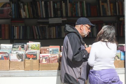 Detalle de una de las casetas de la Feria del Libro Antiguo y de Ocasión de Ponferrada.