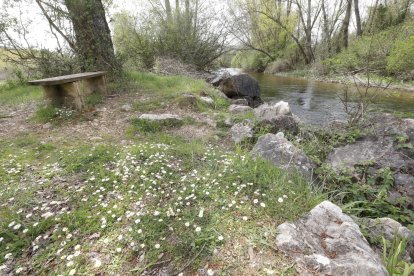 El río Porma baña este municipio y deja rincones especiales.