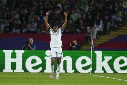 El defensa neerlandés del Inter Denzel Dumfries (3d) anota el segundo gol del equipo durante el encuentro correspondiente a la ida de las semifinales de la Liga de Campeones que disputan FC Barcelona e Inter en el estadio Olímpico Lluis Company, en Barcelona. EFE/ Siu Wu