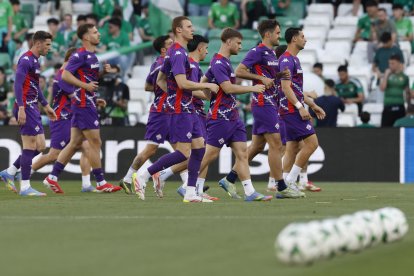 Los jugadores de la Fiorentina durante el calentamiento previo al partido de ida de las semifinales de la Liga Conferencia que Real Betis y ACF Fiorentina disputan este jueves en el estadio Benito Villamarín, en Sevilla. EFE/Julio Muñoz