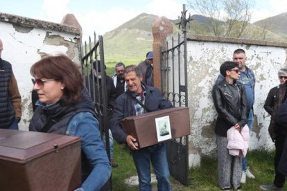 La ARMH entrega los restos de represaliados de Casares y Busdongo