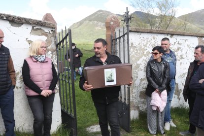 La ARMH entrega los restos de represaliados de Casares y Busdongo