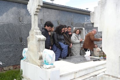La ARMH entrega los restos de represaliados de Casares y Busdongo