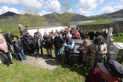 La ARMH entrega los restos de represaliados de Casares y Busdongo