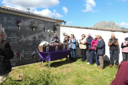 La ARMH entrega los restos de represaliados de Casares y Busdongo