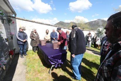 La ARMH entrega los restos de represaliados de Casares y Busdongo
