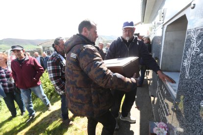 La ARMH entrega los restos de represaliados de Casares y Busdongo