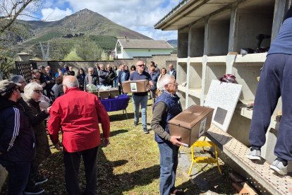 La ARMH entrega los restos de represaliados de Casares y Busdongo