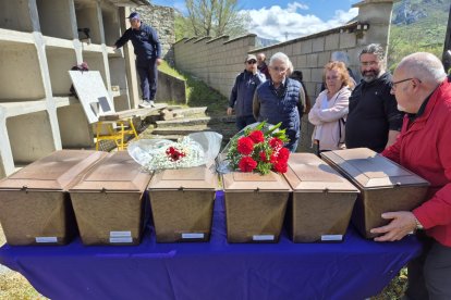 La ARMH entrega los restos de represaliados de Casares y Busdongo