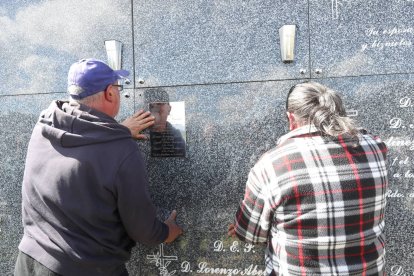 La ARMH entrega los restos de represaliados de Casares y Busdongo