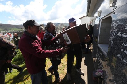 La ARMH entrega los restos de represaliados de Casares y Busdongo