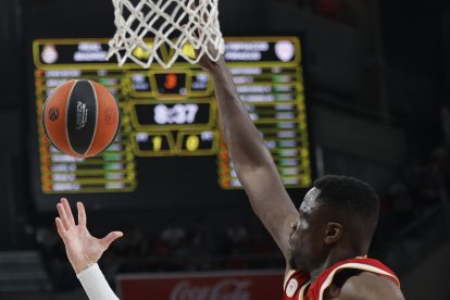 El alero bosnio del Real Madrid, Dzanan Musa (i), lanza a canasta ante el pivot francés de Olympiacos, Moustapa Fall, durante el cuarto encuentro de los play off de la Euroliga que disputan hoy jueves Olympiacos y Real Madrid en el Movistar Arena, en Madrid. EFE / Sergio Perez.