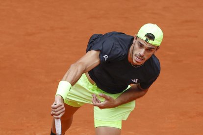 El tenista argentino Francisco Cerúndolo ante el noruego Casper Ruud durante el partido de semifinales individual masculino del Mutua Madrid Open que disputan este viernes, en las instalaciones de la Caja Mágica en Madrid. EFE/ Chema Moya