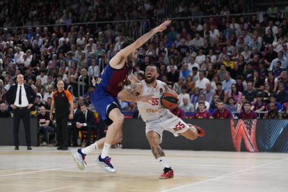 Abrines defiende a Mike James. EFE/Alejandro Garcia