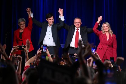 SYDNEY (Australia), 03/05/2025.- Australian Prime Minister Anthony Albanese (2-R) celebrates Labor's Federal election victory with his partner Jodie Haydon (R), son Nathan (2-L) and Australian Foreign Minister Penny Wong (L) during a reception at Canterbury-Hurlstone Park RSL Club in Hurlstone Park, Sydney, Australia, 03 May 2025. (Elecciones) EFE/EPA/DEAN LEWINS AUSTRALIA AND NEW ZEALAND OUT