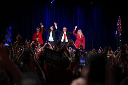 SYDNEY (Australia), 03/05/2025.- Australian Prime Minister Anthony Albanese (2-R) celebrates Labor's Federal election victory with his partner Jodie Haydon (R), son Nathan (2-L) and Australian Foreign Minister Penny Wong (L) during a reception at Canterbury-Hurlstone Park RSL Club in Hurlstone Park, Sydney, Australia, 03 May 2025. (Elecciones) EFE/EPA/DEAN LEWINS AUSTRALIA AND NEW ZEALAND OUT