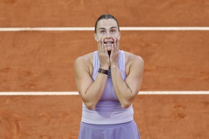 La tenista bielorrusa Aryna Sabalenka reacciona ante la estadounidense Coco Gauff, durante la final del Mutua Madrid Open de tenis que se disputó en la Caja Mágica, en Madrid. EFE/Sergio Pérez