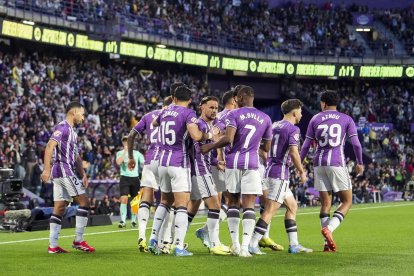 El centrocampista del Valladolid Iván Sánchez (c) celebra con sus compañeros tras anotar un gol durante el partido de LaLiga de fútbol que Real Valladolid y FC Barcelona disputan en el estadio José Zorrilla. EFE/R. García