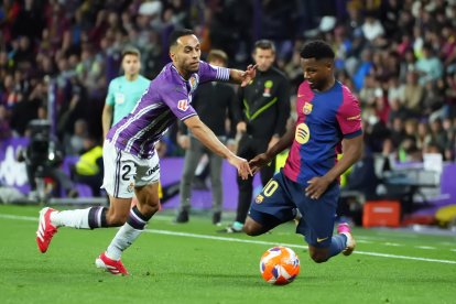 El centrocampista del Valladolid Anuar Mohamed Tuhami pelea un balón ante el delantero del Barcelona Ansu Fati (d) durante el partido de LaLiga de fútbol que Real Valladolid y FC Barcelona disputan en el estadio José Zorrilla. EFE/R. García