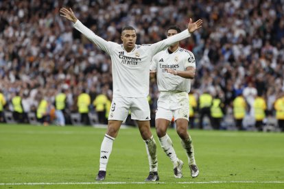 El delantero del Real Madrid Kylian Mbappé celebra con sus compañeros después de marcar el 2-0 en el partido entre el Real Madrid y el Celta de Vigo en el estadio Santiago Bernabéu en Madrid. EFE/ Ballesteros