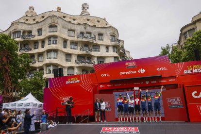 La neerlandesa Ellen van Dijk se coloca como la primera líder de la Vuelta Femenina ,tras ganar con Lidl-Trek la primera etapa de la prueba, una contrarreloj por equipos de 8,1 kilómetros con salida y llegada a Barcelona. EFE/ Quique García