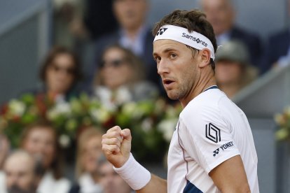 El tenista noruego Casper Ruud reacciona ante el británico Jack Draper, durante la final del Mutua Madrid Open de tenis disputada este domingo en la Caja Mágica, en Madrid. EFE/Chema Moya