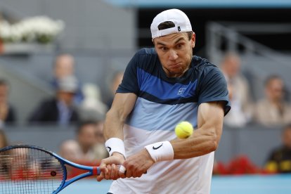 El tenista británico Jack Draper devuelve una bola al noruego Casper Ruud, durante la final del Mutua Madrid Open de tenis que disputan este domingo en la Caja Mágica, en Madrid. EFE/Chema Moya