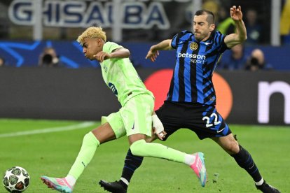 EL extremo del FC Barcelona's Lamine Yamal (I) en acción ante el centrocmapista del Inter Henrikh Mkhitaryan durante el partido de vuelta de semifinales de la UEFA Champions League entre Inter Milan y FC Barcelona, en Milan, Italia. EFE/EPA/DANIEL DAL ZENNARO