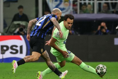 El defensa del FC Barcelona's Eric Garcia defiende la progresión de Federico Dimarco (I) durante el partido de vuelta de semifinales de la UEFA Champions League entre Inter Milan y FC Barcelona, en Milan, Italia. EFE/EPA/DANIEL DAL ZENNARO