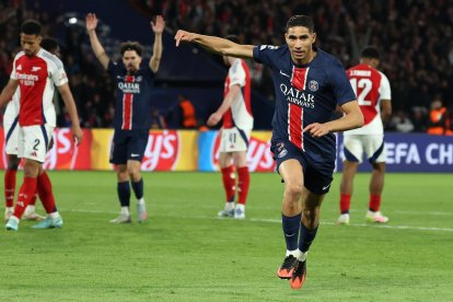 El lateral del PSG Achraf Hakimi celebra el 2-0 durante el partido de vuelta de la UEFA Champions League jugado en el Parque de los Príncipes en París, Francia.EFE/EPA/MOHAMMED BADRA