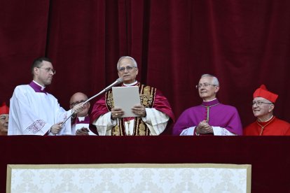 El nuevo papa Leon XIV saluda a los fieles desde el balcón.