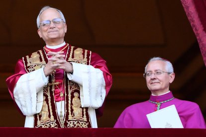 El nuevo papa Leon XIV saluda a los fieles desde el balcón.