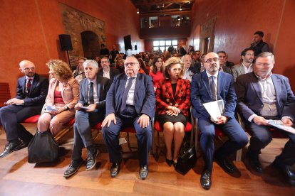 Autoridades en la presentación del plan sanitario en el Castillo de los Templarios de Ponferrada.