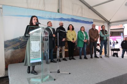 La feria vitivinícola referente en la comarca se celebra en la plaza Mayor cacabelense durante todo el fin de semana.