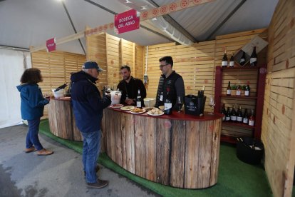La feria vitivinícola referente en la comarca se celebra en la plaza Mayor cacabelense durante todo el fin de semana.