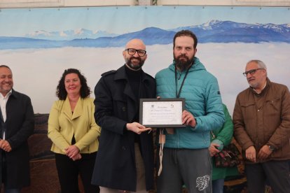 La feria vitivinícola referente en la comarca se celebra en la plaza Mayor cacabelense durante todo el fin de semana.