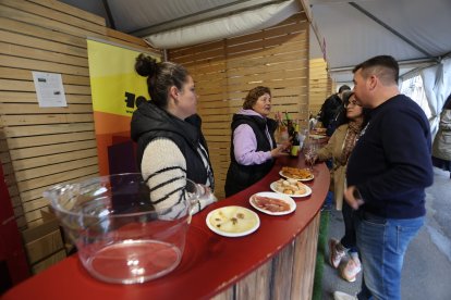 La feria vitivinícola referente en la comarca se celebra en la plaza Mayor cacabelense durante todo el fin de semana.