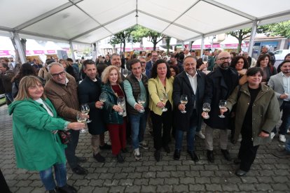 La feria vitivinícola referente en la comarca se celebra en la plaza Mayor cacabelense durante todo el fin de semana.