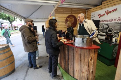 La feria vitivinícola referente en la comarca se celebra en la plaza Mayor cacabelense durante todo el fin de semana.