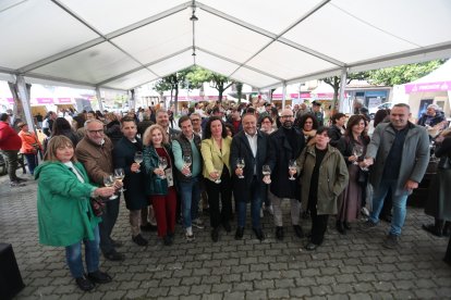 La feria vitivinícola referente en la comarca se celebra en la plaza Mayor cacabelense durante todo el fin de semana.
