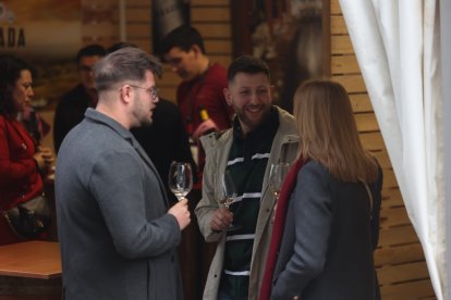 La feria vitivinícola referente en la comarca se celebra en la plaza Mayor cacabelense durante todo el fin de semana.