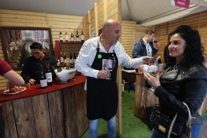 La feria vitivinícola referente en la comarca se celebra en la plaza Mayor cacabelense durante todo el fin de semana.