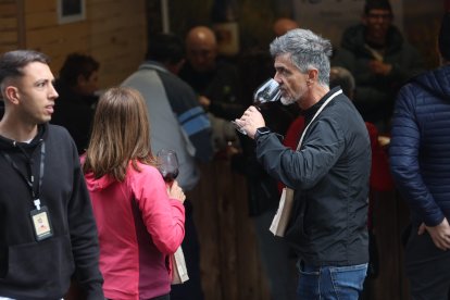 La feria vitivinícola referente en la comarca se celebra en la plaza Mayor cacabelense durante todo el fin de semana.