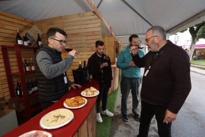 La feria vitivinícola referente en la comarca se celebra en la plaza Mayor cacabelense durante todo el fin de semana.