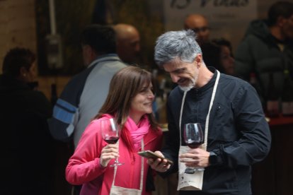 La feria vitivinícola referente en la comarca se celebra en la plaza Mayor cacabelense durante todo el fin de semana.